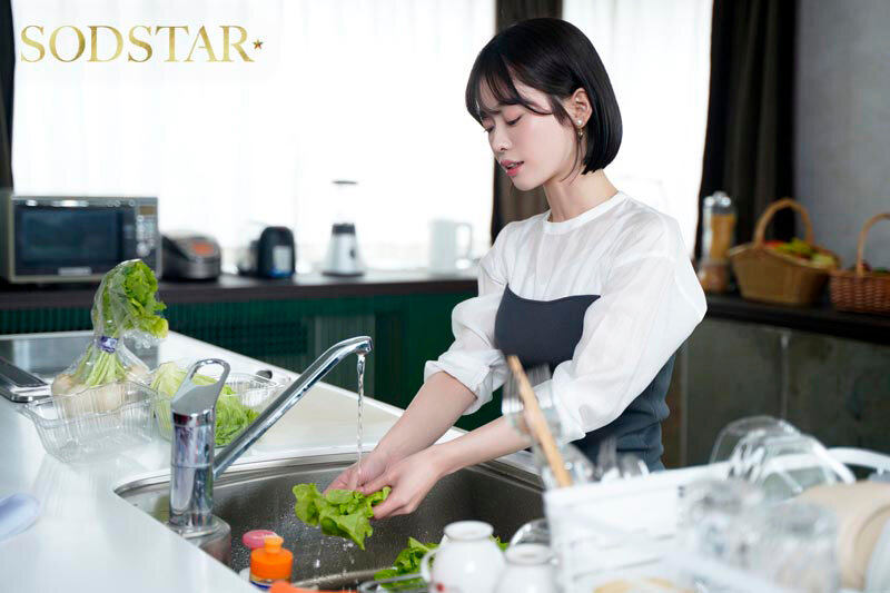 Chồng đi tập huấn xa nhà, vợ nứng lồn ở nhà cưỡi ngựa với anh chồng Minamo